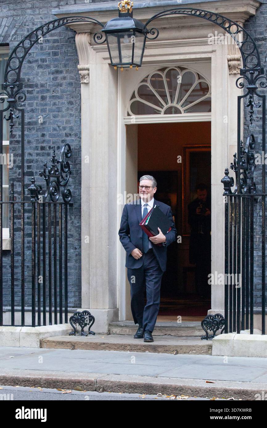 Londres, Royaume-Uni. 26 novembre 2025. À Downing Street à Westminster, le premier ministre Sir Keir Starmer quitte le numéro 10 après une réunion du cabinet et se dirige vers le Parlement où sa chancelière Rachel Reeves annonce plus tard son budget. Crédit : Anna Watson/Alamy Live News Banque D'Images