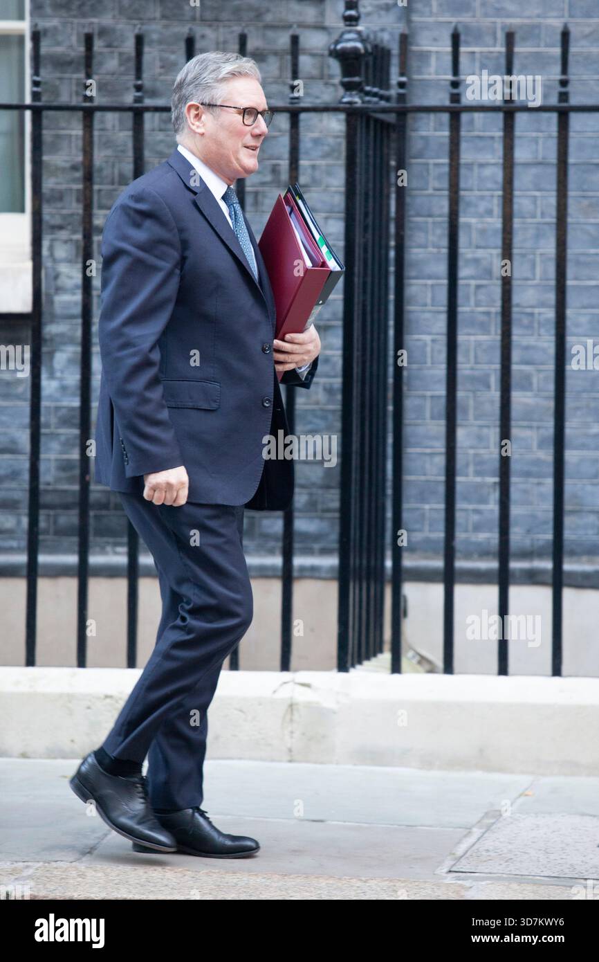 Londres, Royaume-Uni. 26 novembre 2025. À Downing Street à Westminster, le premier ministre Sir Keir Starmer quitte le numéro 10 après une réunion du cabinet et se dirige vers le Parlement où sa chancelière Rachel Reeves annonce plus tard son budget. Crédit : Anna Watson/Alamy Live News Banque D'Images