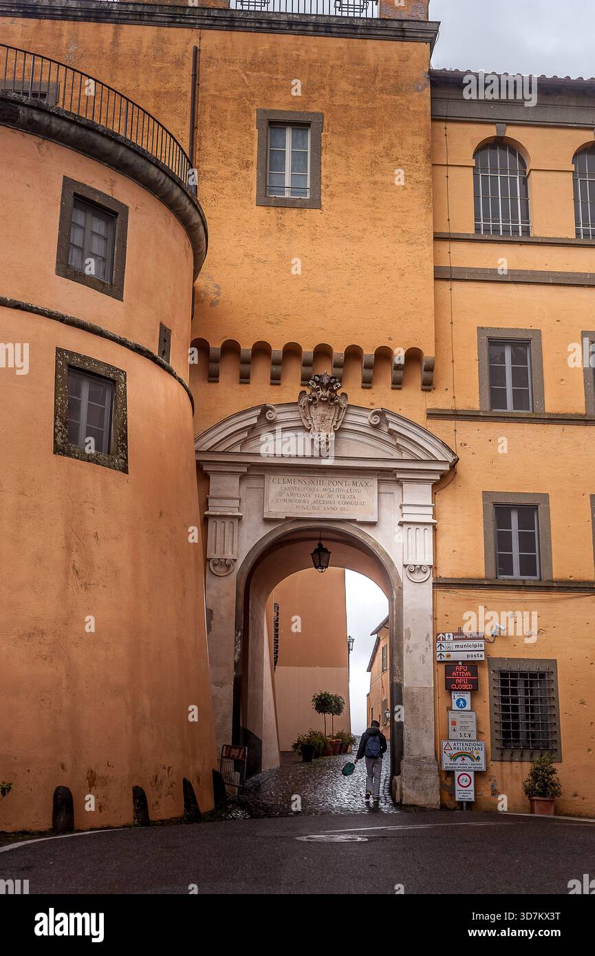 Entrée historique du Palais des Papes (Villas pontificales) à Castel Gandolfo, Italie. La photo montre le portail en pierre, les murs ocre Banque D'Images