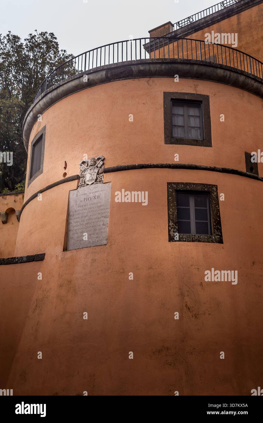 Cette structure fait partie du complexe fortifié qui forme la résidence d'été traditionnelle des Papes surplombant le lac Albano. Banque D'Images
