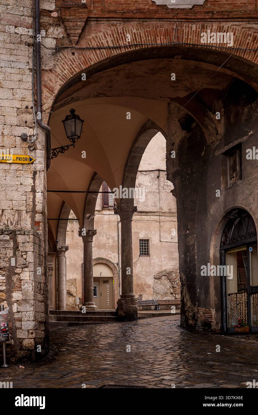 Archway médiéval en pierre et portique dans une ville italienne historique Banque D'Images