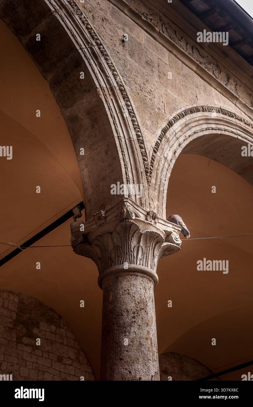 Colonne de pierre romane et détail de l'arc dans le bâtiment italien historique Banque D'Images