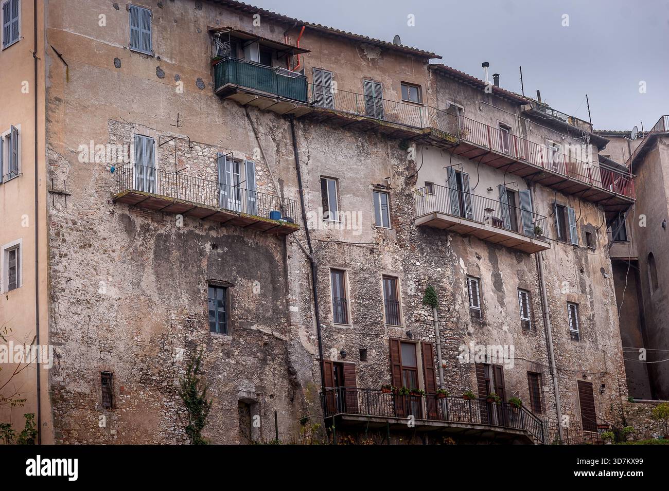 Bâtiments résidentiels historiques altérés dans une vieille ville italienne Banque D'Images