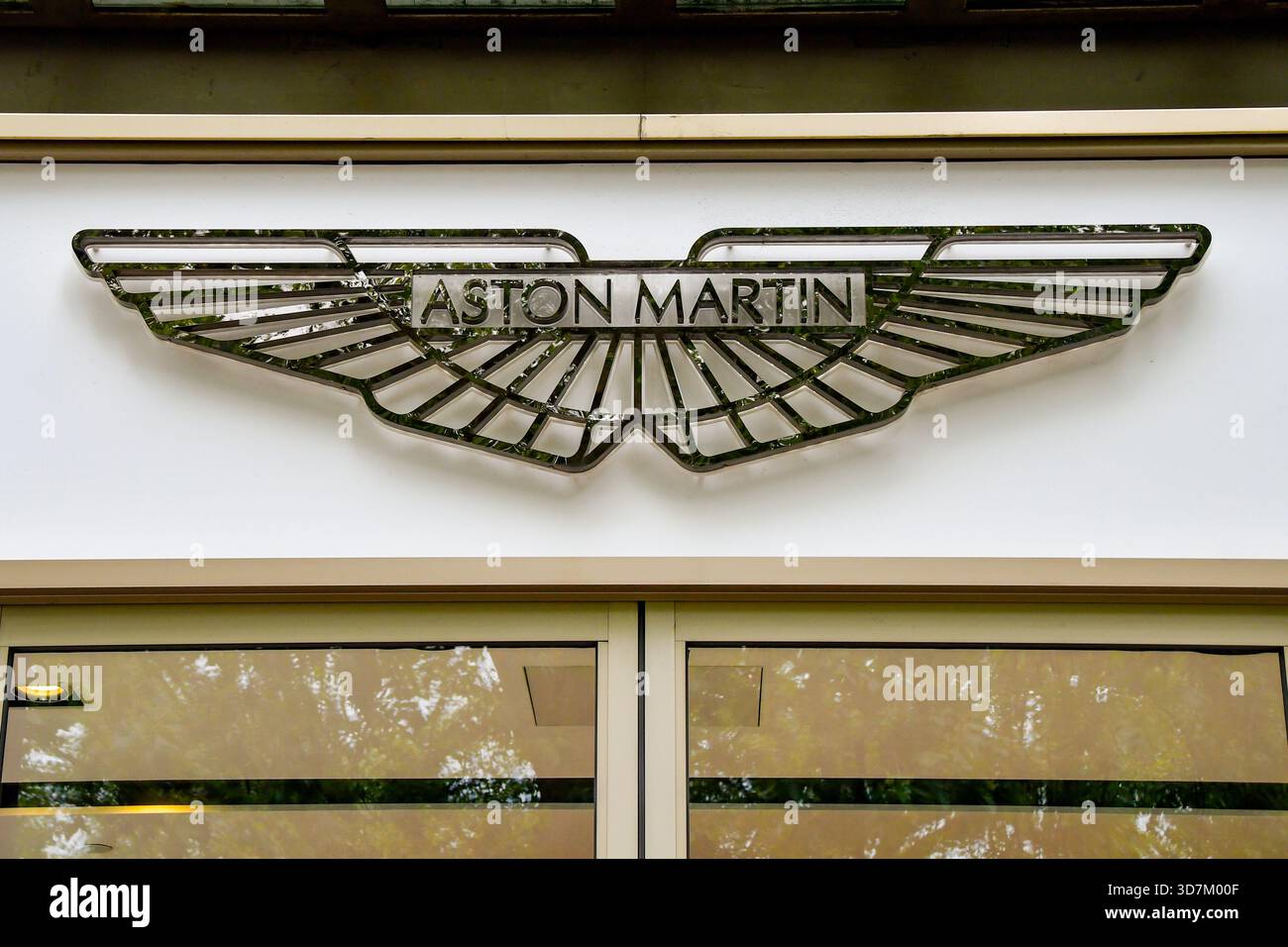 Londres, Angleterre, Royaume-Uni - 27 juin 2023 : badge du constructeur automobile Aston Martin au-dessus de l'entrée de son showroom sur Park Lane dans le centre de Londres. Banque D'Images