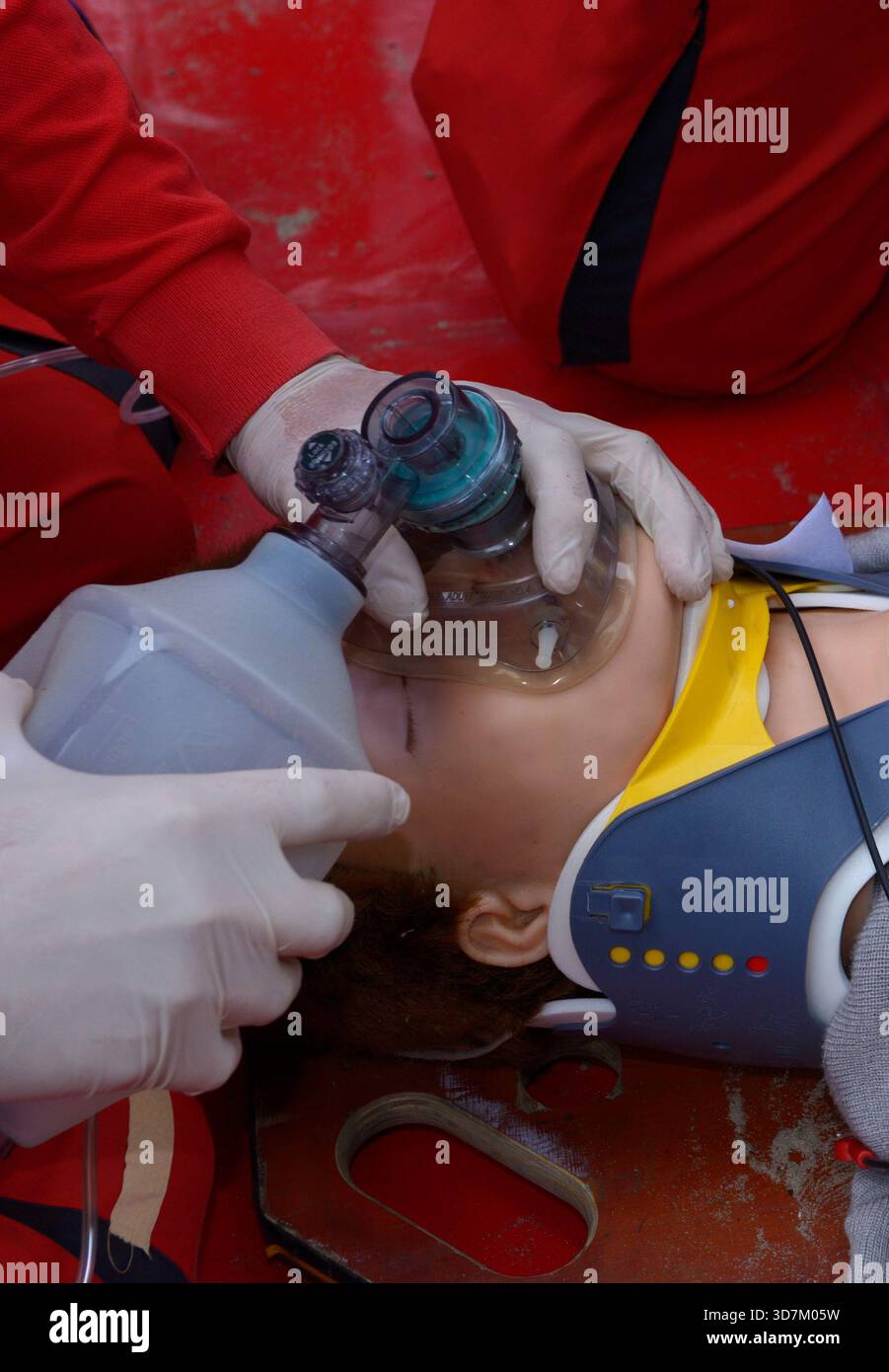 Ambulancier paramédical gardant un masque à oxygène et un coussin sur le visage de la victime. Respiration artificielle. Banque D'Images