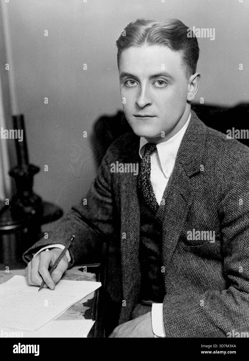 Francis Scott Key Fitzgerald (24 septembre 1896 – 21 décembre 1940), largement connu sous le nom de F. Scott Fitzgerald ou tout simplement Scott Fitzgerald,[1] était un romancier, essayiste et scénariste américain. Banque D'Images