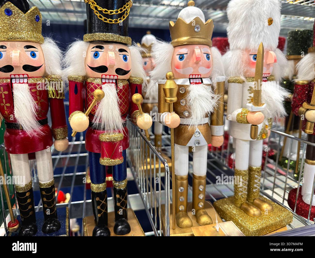 Soldats en étain de Noël alignés sur l'étagère du magasin Banque D'Images