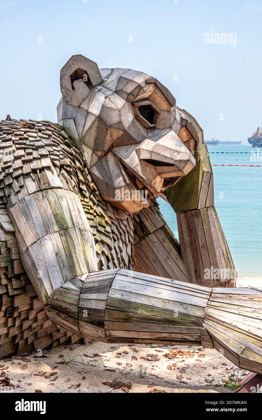 Curieuse Sue, une grande sculpture en bois recyclé sur Palawan Beach, île de Sentosa, Singapour, Asie du Sud-est Banque D'Images