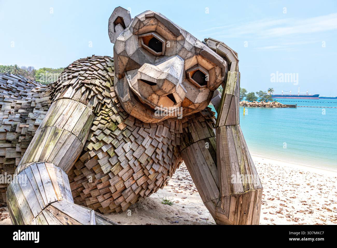 Curieuse Sue, une grande sculpture en bois recyclé sur Palawan Beach, île de Sentosa, Singapour, Asie du Sud-est Banque D'Images