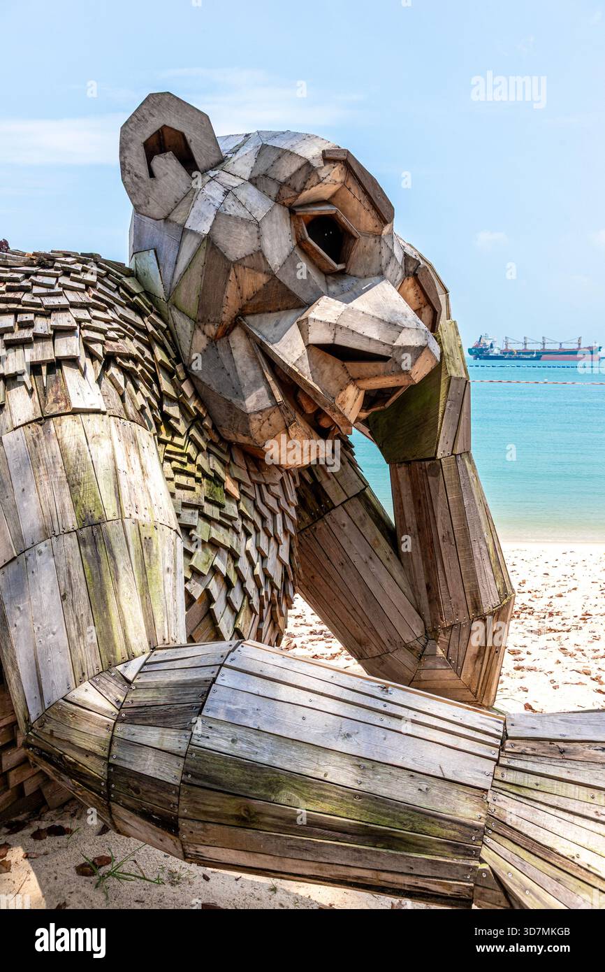 Curieuse Sue, une grande sculpture en bois recyclé sur Palawan Beach, île de Sentosa, Singapour, Asie du Sud-est Banque D'Images