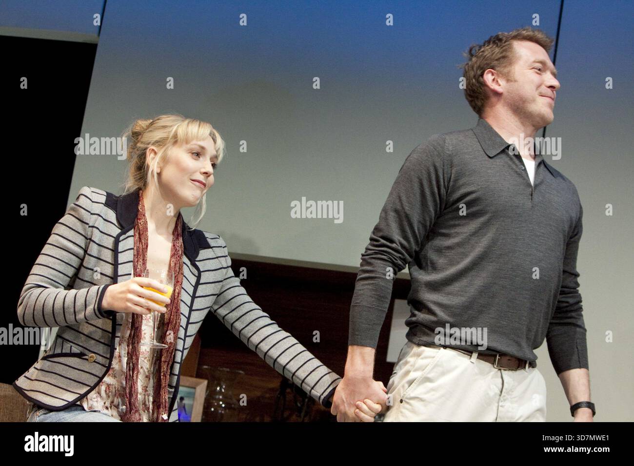 Hattie Morahan (Annie), Barnaby Kay (Max) dans THE REAL THING de Tom Stoppard au Old Vic, Londres SE1 21/04/2010 design : lez Brotherston éclairage : Hugh Vanstone réalisateur : Anna Mackmin Banque D'Images