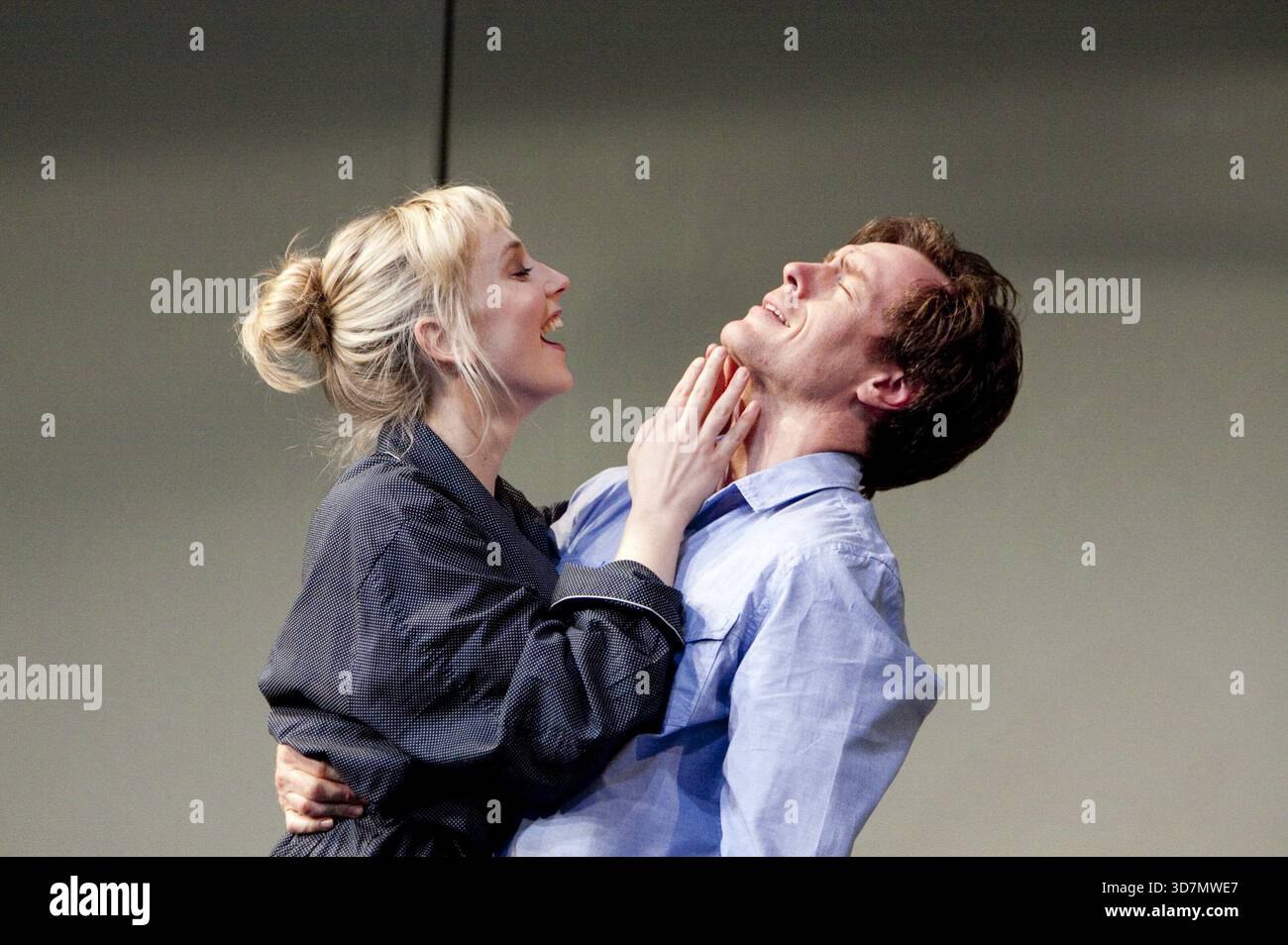 Hattie Morahan (Annie), Toby Stephens (Henry) dans THE REAL THING de Tom Stoppard au Old Vic, Londres SE1 21/04/2010 design : lez Brotherston éclairage : Hugh Vanstone réalisateur : Anna Mackmin Banque D'Images