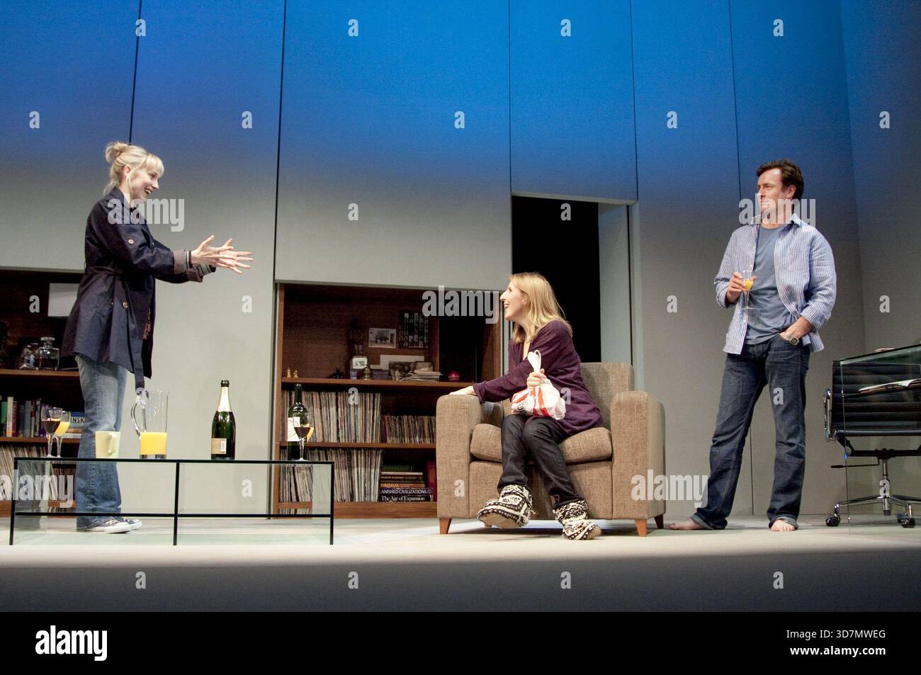 de gauche à droite : Hattie Morahan (Annie), Fenella Woolgar (Charlotte), Toby Stephens (Henry) dans THE REAL THING DE Tom Stoppard au Old Vic, Londres SE1 21/04/2010 design : lez Brotherston éclairage : Hugh Vanstone réalisateur : Anna Mackmin Banque D'Images