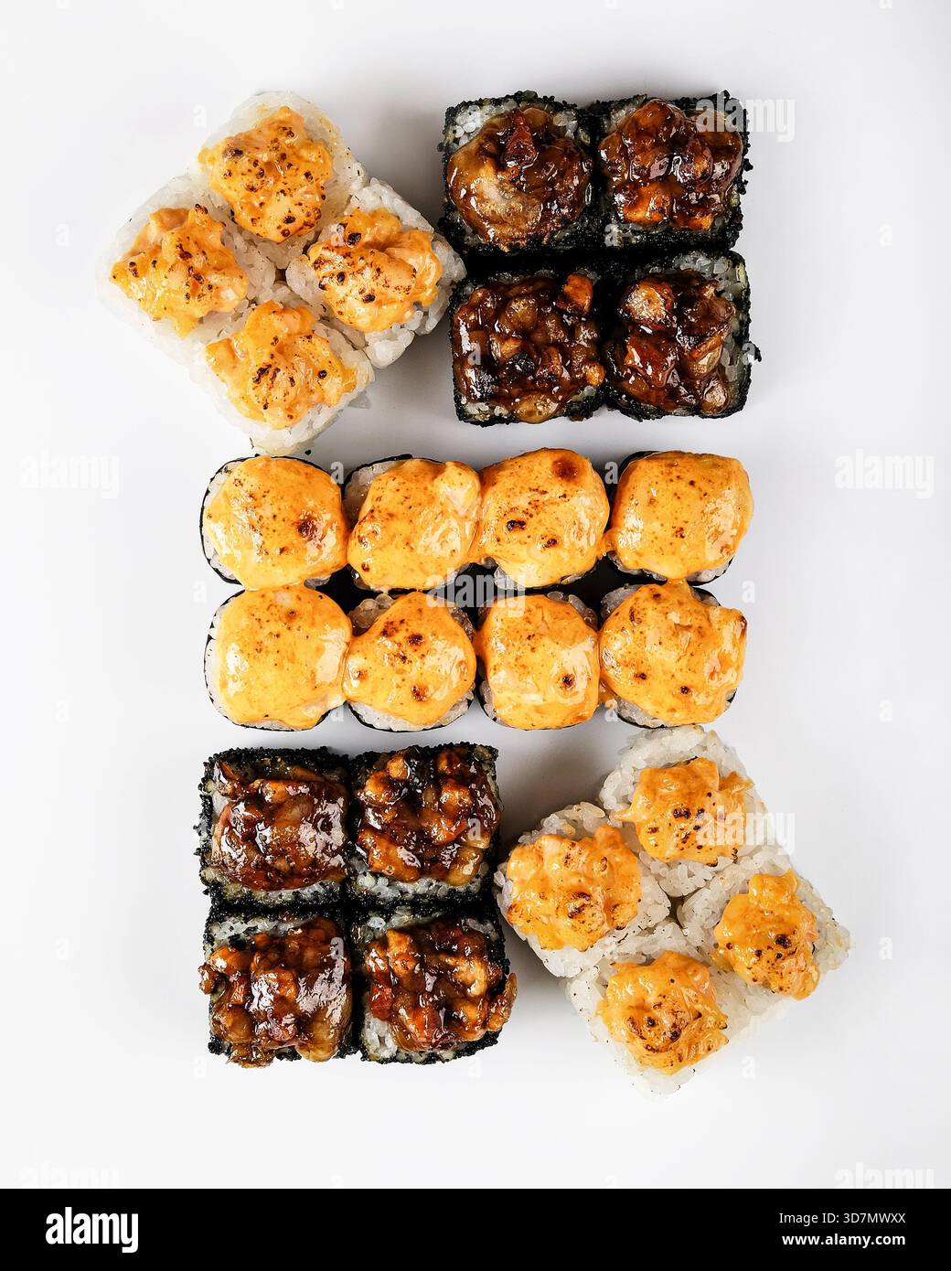 Belle présentation de diverses variétés de sushi sur surface plane Banque D'Images