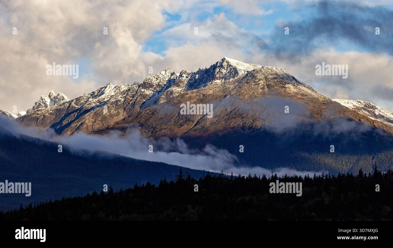Sommets enneigés près de Skagway, Alaska, États-Unis Banque D'Images