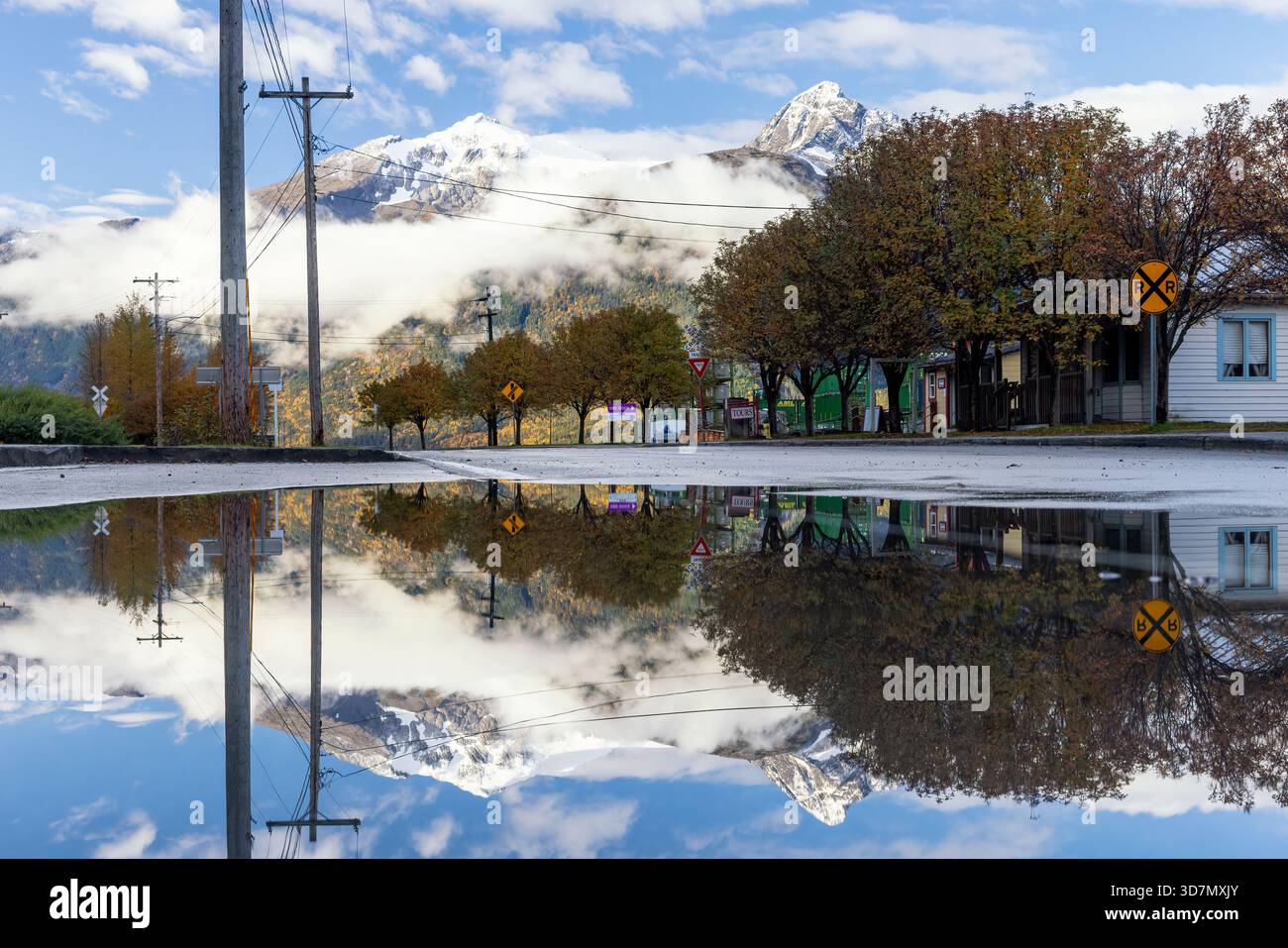 Reflets des sommets de montagne enneigés - Skagway, Alaska, USA Banque D'Images