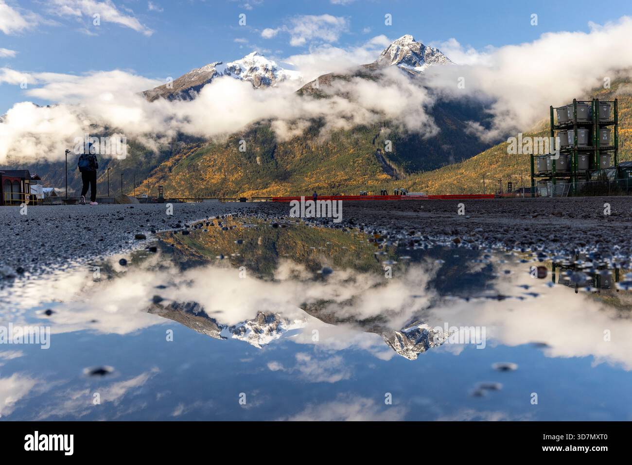 Reflets des sommets enneigés du port de Skagway - Skagway, Alaska, États-Unis Banque D'Images