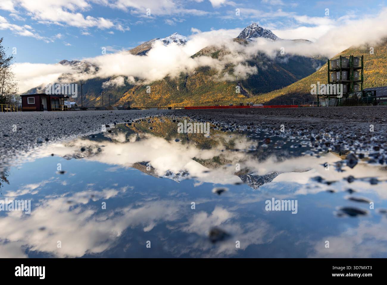 Reflets des sommets enneigés du port de Skagway - Skagway, Alaska, États-Unis Banque D'Images