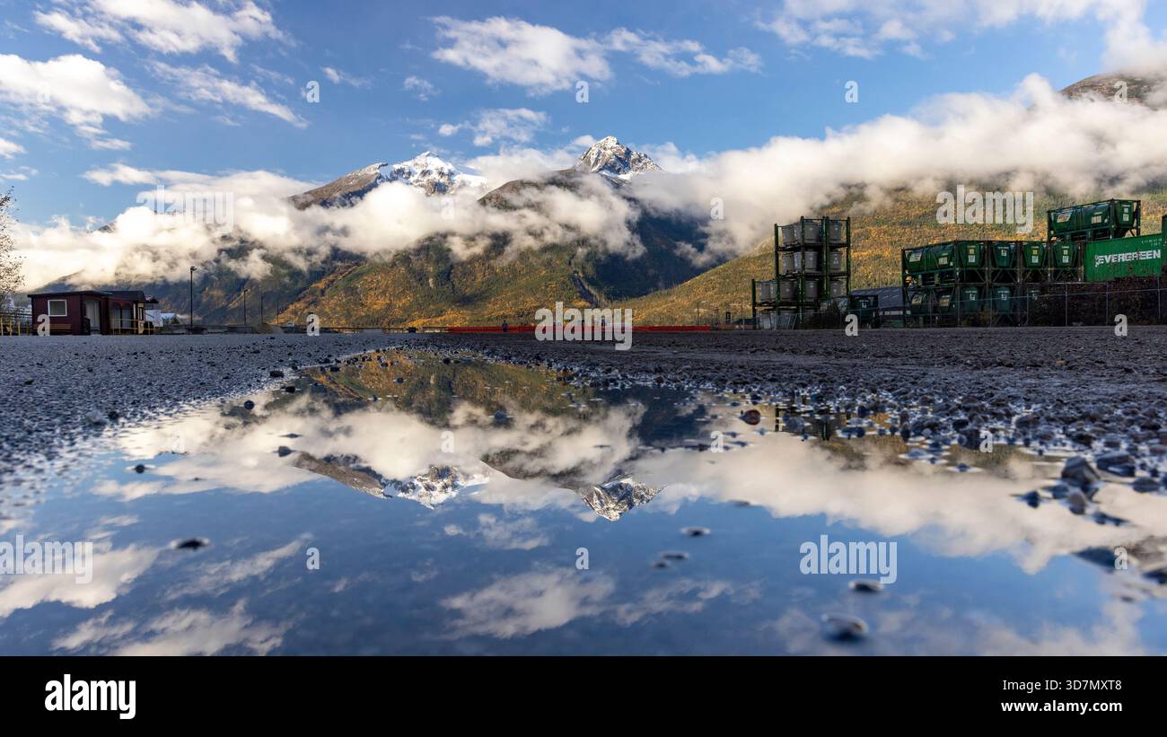 Reflets des sommets enneigés du port de Skagway - Skagway, Alaska, États-Unis Banque D'Images