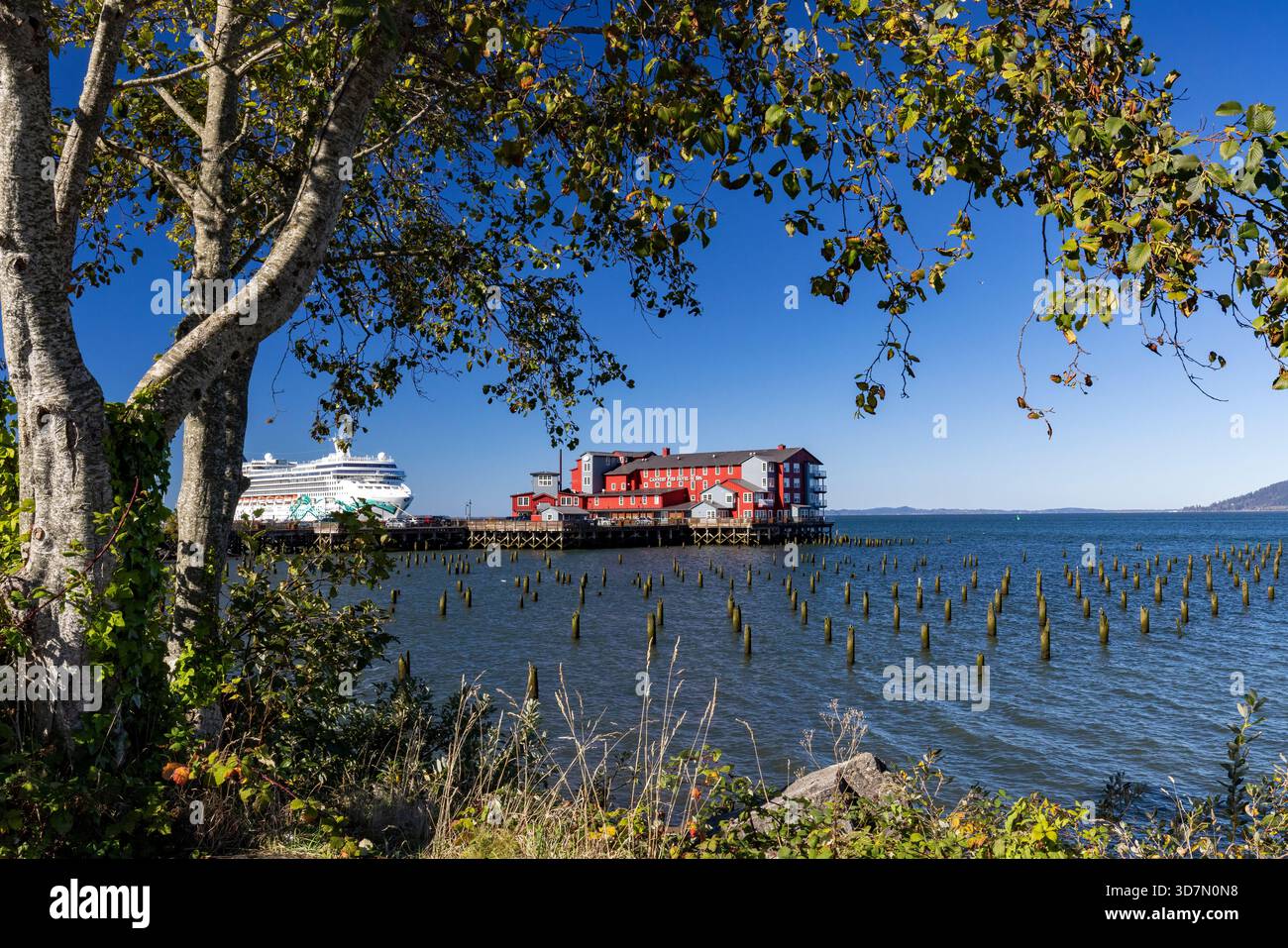 Vue du Cannery Pier Hotel & Spa sur le fleuve Columbia - Astoria, Oregon, États-Unis Banque D'Images