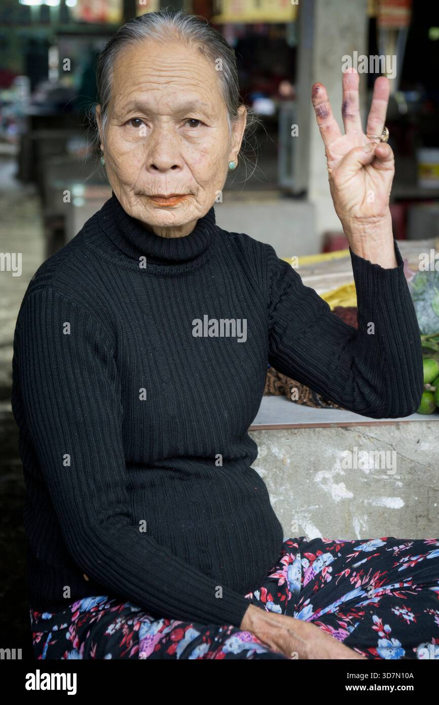 Hoi an femme levant trois doigts Hoi an, Vietnam Banque D'Images