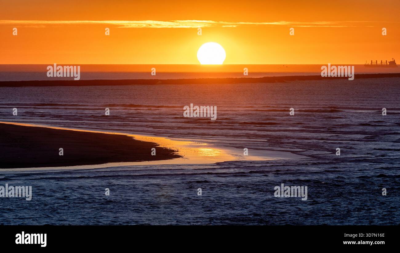 Coucher de soleil vibrant dans l'océan Pacifique au-delà de la jetée sud à Astoria, Oregon, États-Unis Banque D'Images