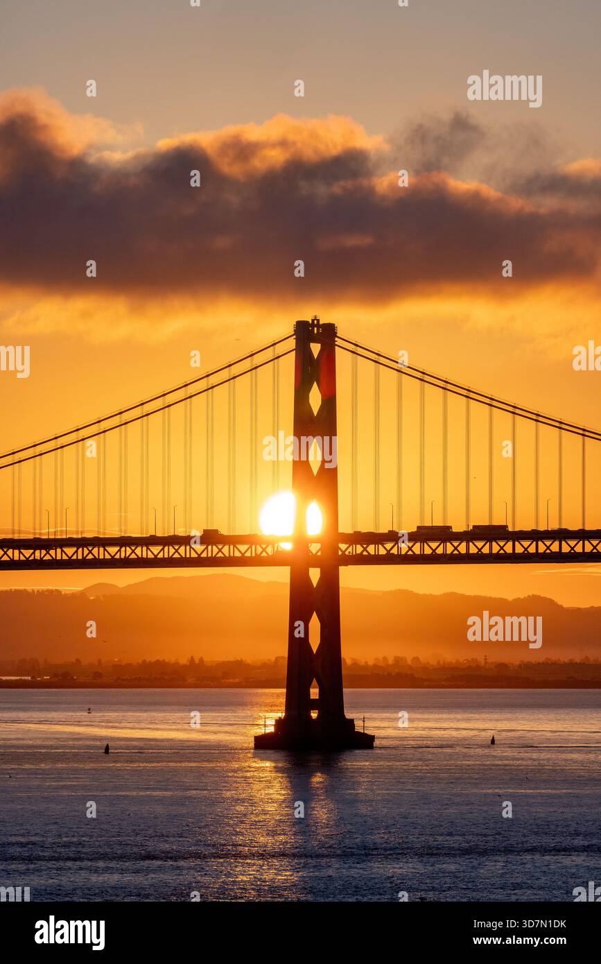 Bay Bridge (San Francisco-Oakland Bay Bridge) au lever du soleil - San Francisco, Californie, États-Unis Banque D'Images