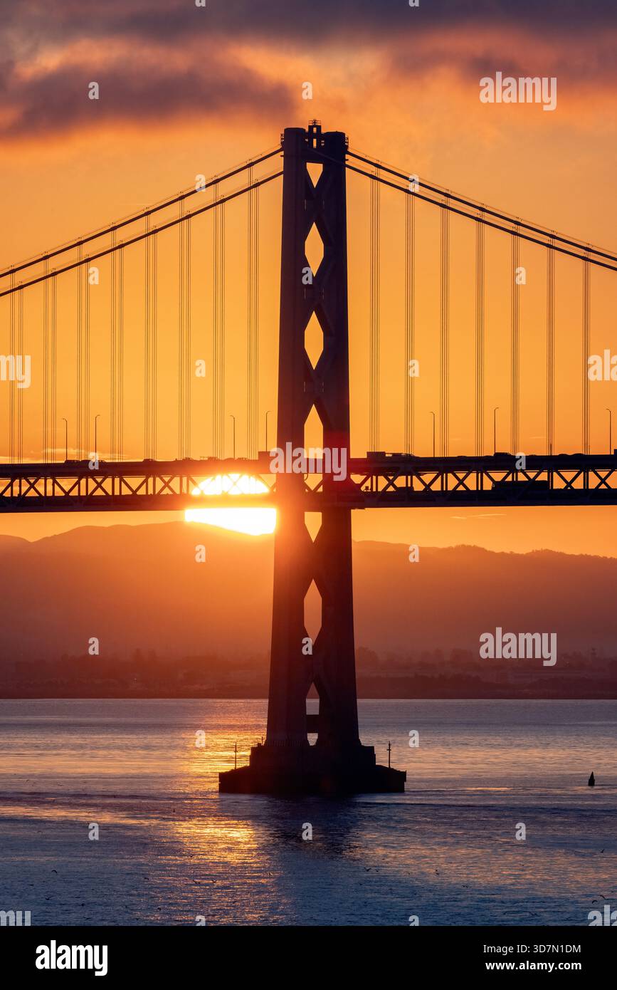 Bay Bridge (San Francisco-Oakland Bay Bridge) au lever du soleil - San Francisco, Californie, États-Unis Banque D'Images