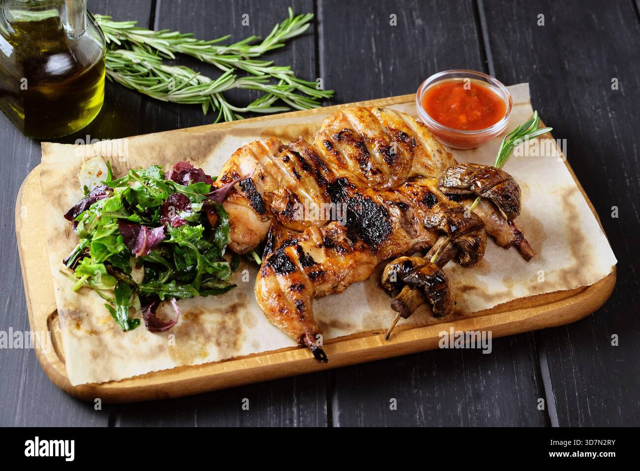 brochettes de poulet carbonisées salade de champignons, glaçage fumé avec poêle sur planche de bois, placage grillmaster pour une fête en plein air Banque D'Images