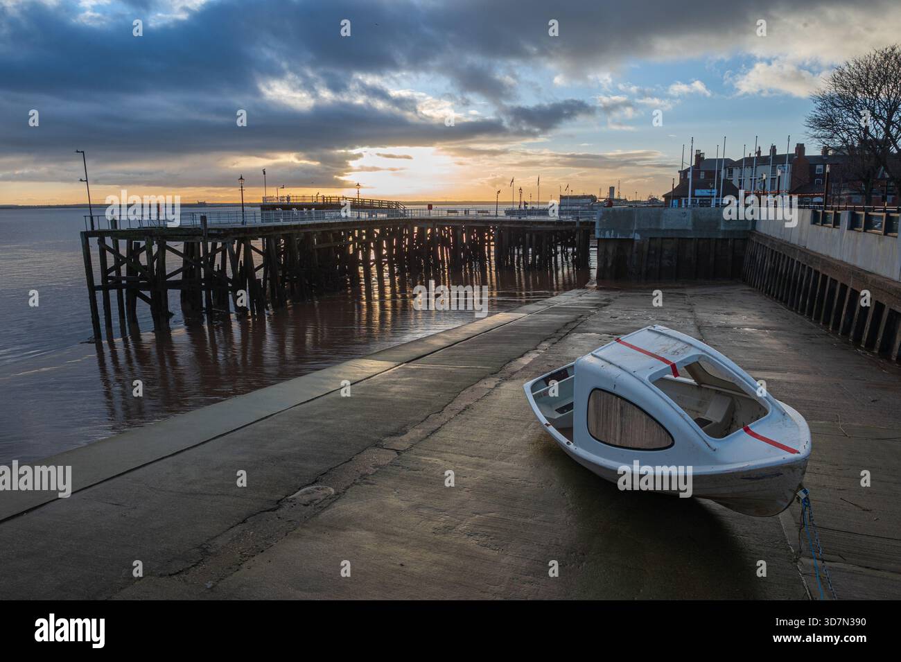 Une jetée sur les rives de l'estuaire Humber à Kingston upon Hull, East Riding of Yorkshire. Banque D'Images