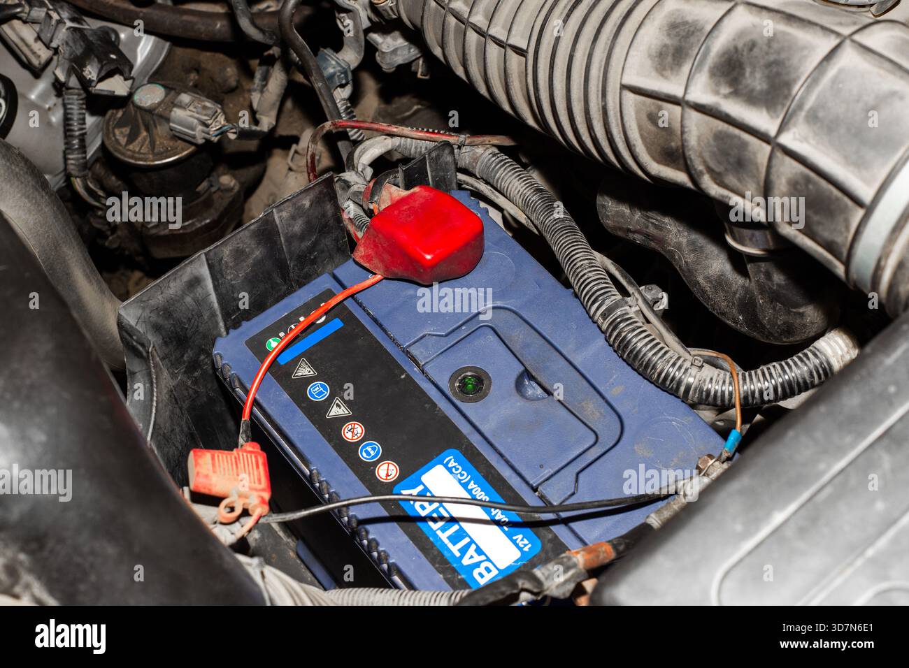 La batterie de voiture est située sous le capot de la voiture à côté du boîtier de filtre à air. Réparation et entretien de voitures. Banque D'Images