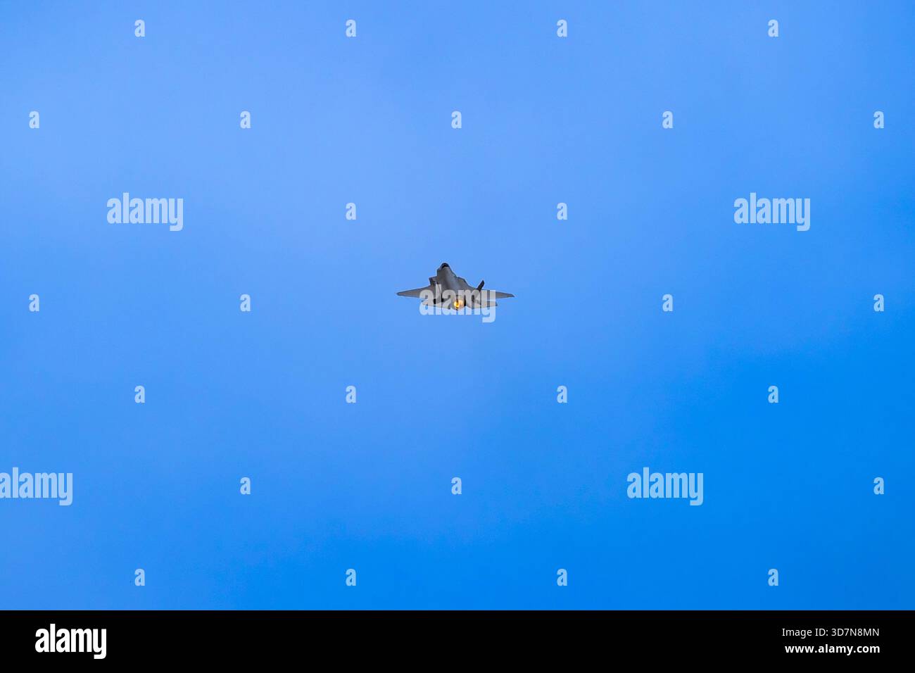 Photographie d'un avion Jet de grande puissance volant à grande vitesse dans la région de l'Australie. Banque D'Images