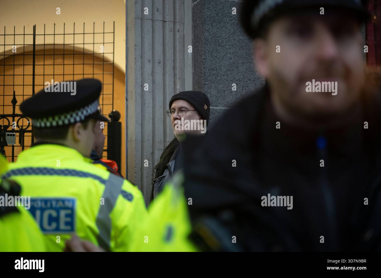 ROYAUME-UNI. 26 novembre 2025. MANIFESTATION DU JOUR DU BUDGET DES AGRICULTEURS BRITANNIQUES, LONDRES, ANGLETERRE, ROYAUME-UNI. Plusieurs personnes ont été arrêtées après que des fermiers ont conduit des tracteurs dans le centre de Londres malgré les restrictions de la police pour une manifestation du budget Day contre des projets visant à imposer des droits de succession aux entreprises agricoles d'une valeur de plus d'un million de livres sterling La police a pris la décision d'interdire les machines agricoles de Whitehall pour éviter les « perturbations graves » que les véhicules pourraient avoir causées. Deux tracteurs ont été saisis et emmenés par des agents de la police métropolitaine. 26 novembre 2025. Crédit : Jeff Gilbert/Alamy Live News Banque D'Images