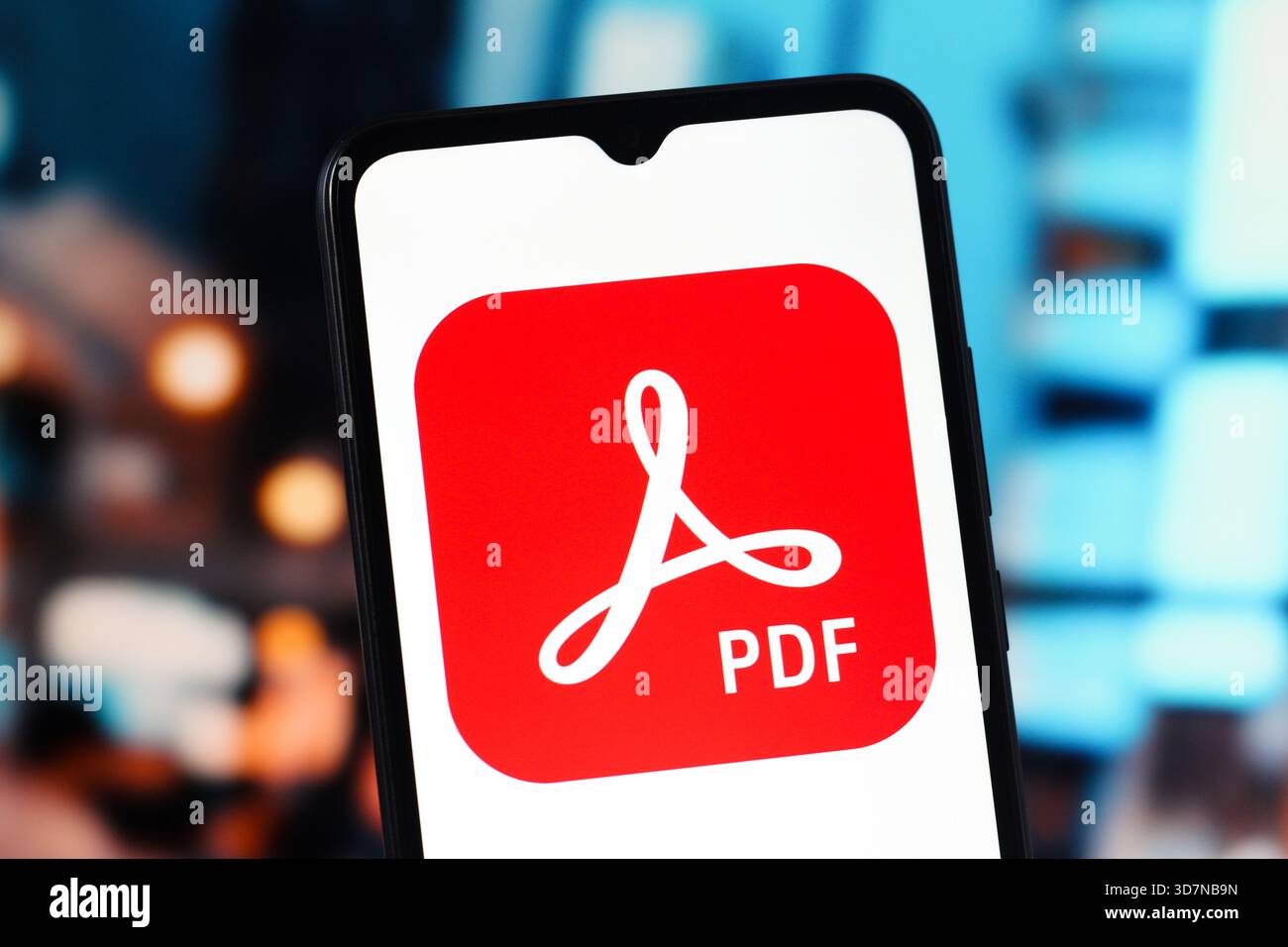 Dans cette illustration photo, le logo Adobe Acrobat Reader (PDF) est affiché sur l'écran d'un smartphone. Banque D'Images