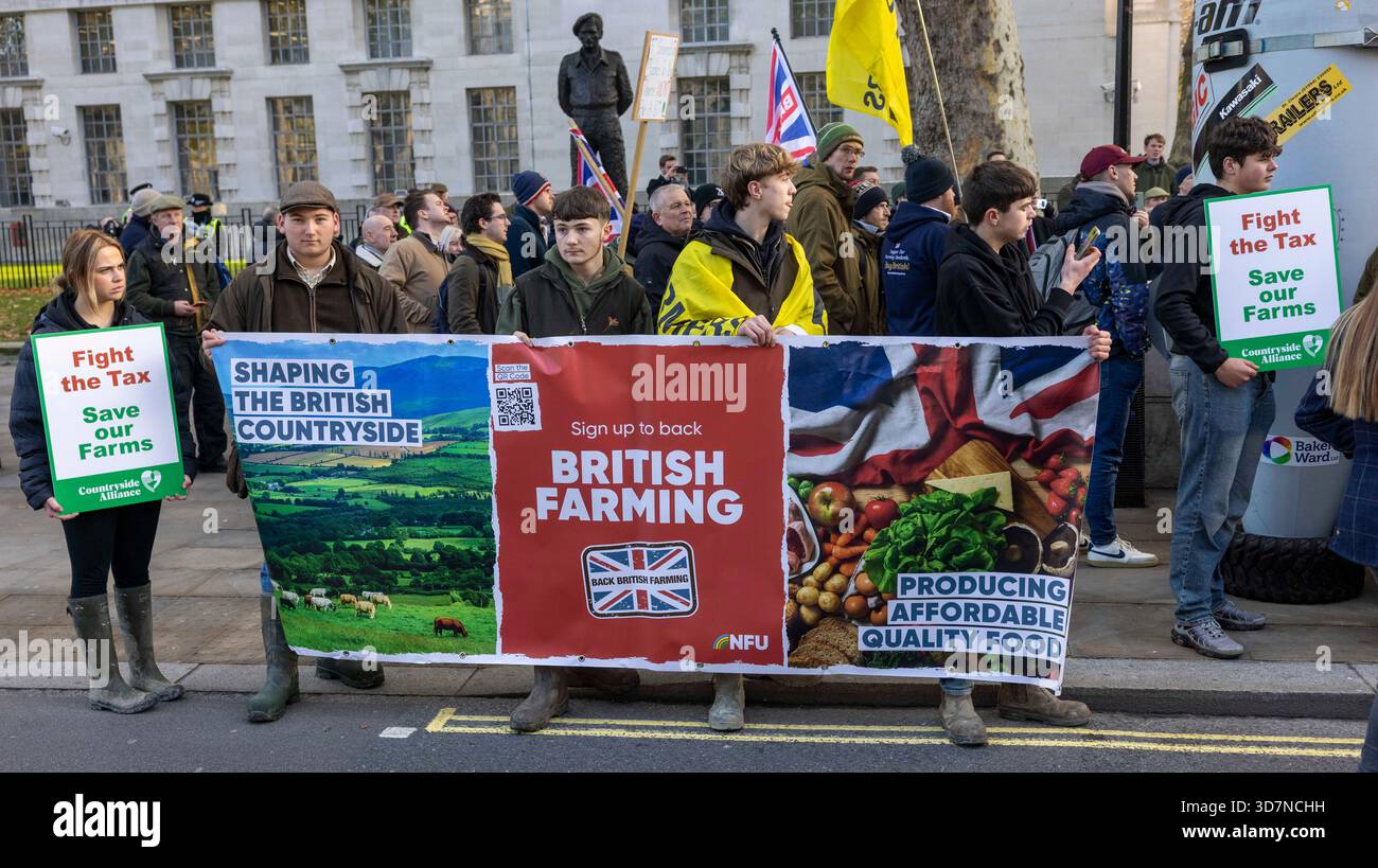 Londres, Royaume-Uni. 26 novembre 2025. Les agriculteurs manifestent dans le centre de Londres le jour du budget. Les paysans protestent contre les taxes et les propositions de succession du gouvernement. Le Gouvernement propose de prélever des droits de succession sur les exploitations agricoles d'une valeur supérieure à 1 million de livres sterling Crédit : Mark Thomas/Alamy Live News Banque D'Images