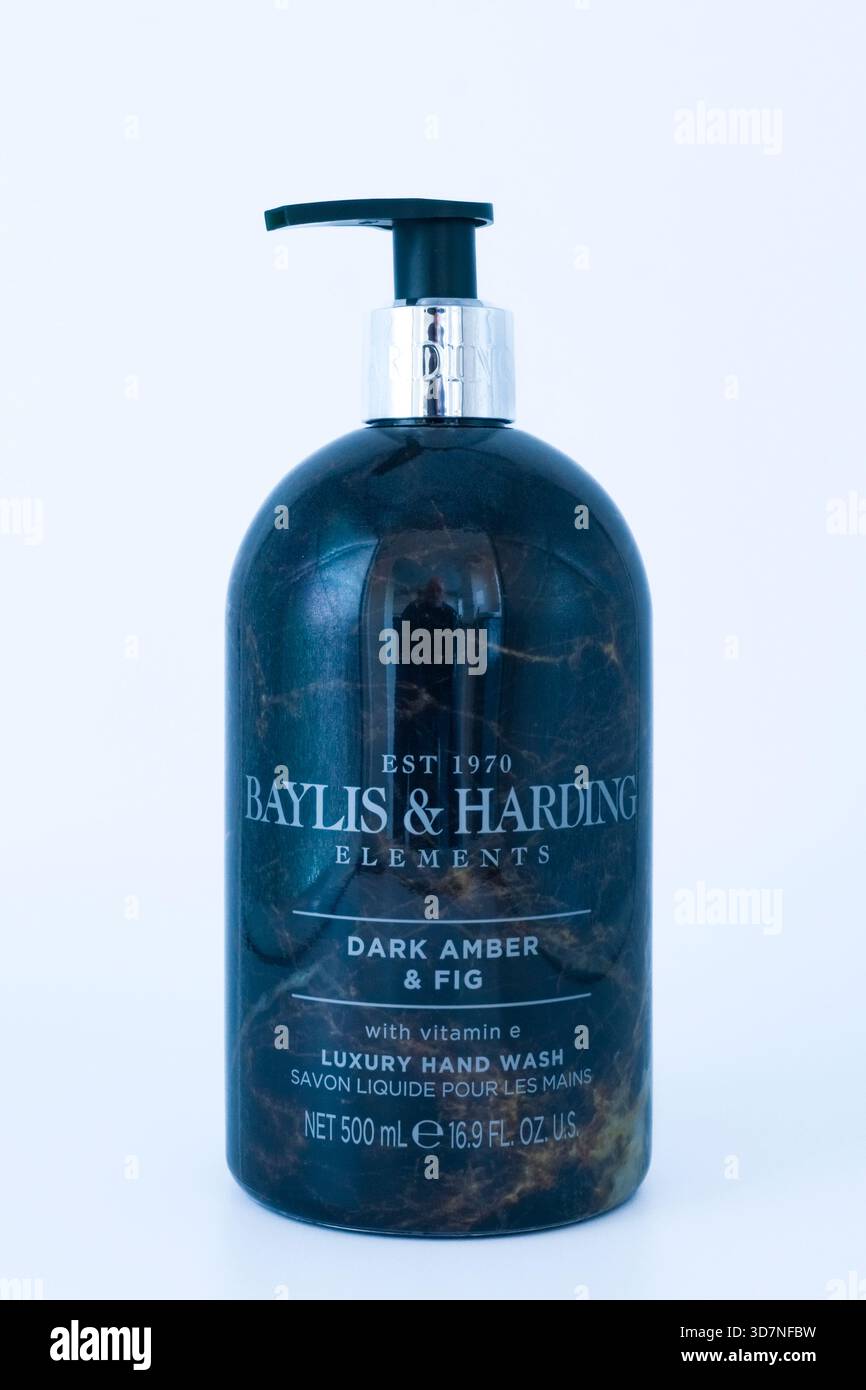 Irvine, Écosse, Royaume-Uni - 17 novembre 2025 : produit de marque Baylis et Harding dans une bouteille en plastique avec de l'ambre foncé et de l'huile de figue. La bouteille et le dessus sont Re Banque D'Images