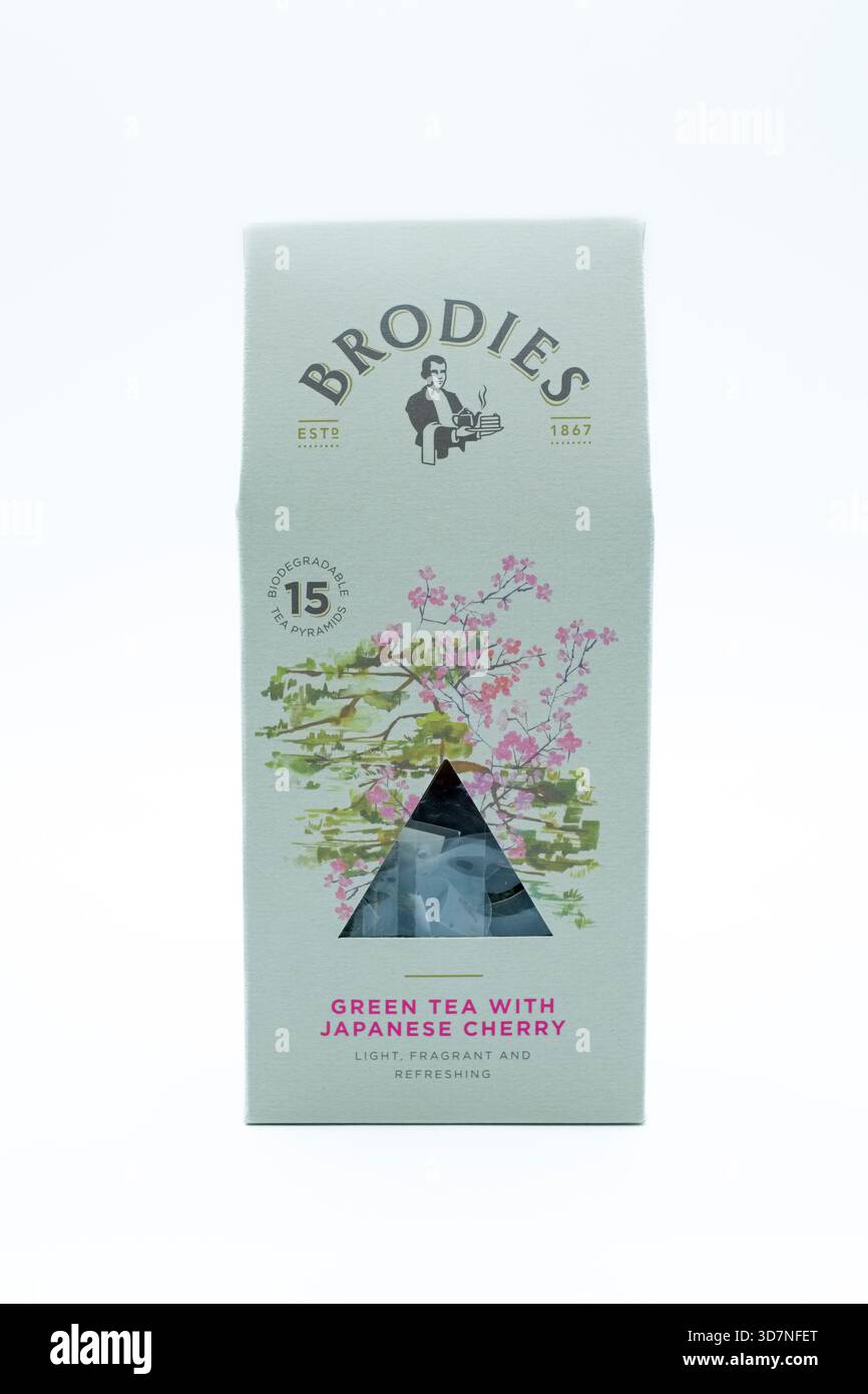 Irvine, Écosse, Royaume-Uni - 17 novembre 2025 : Brodies marque thé vert avec cerise japonaise dans un contenant en carton recyclable. Banque D'Images