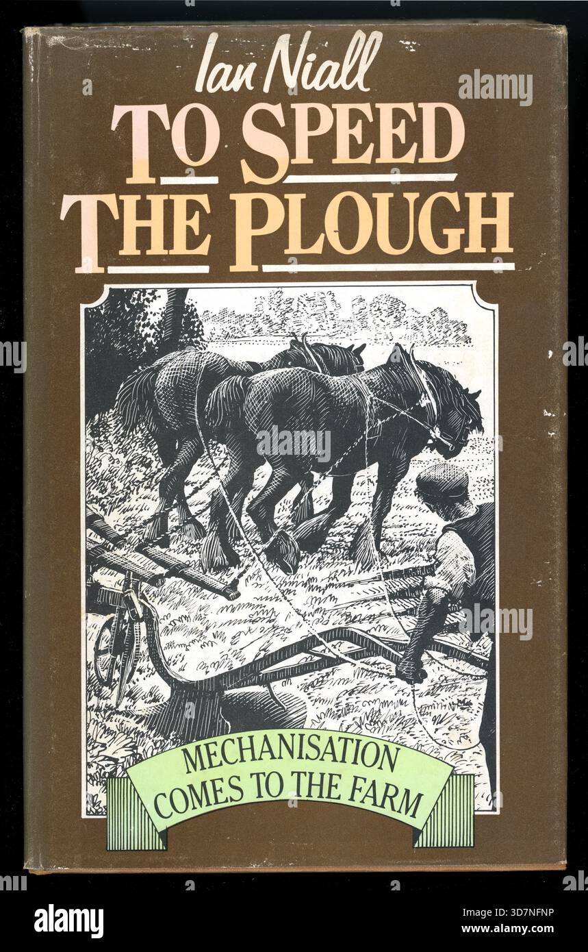 Couverture de livre rigide vintage des années 1970 - To Speed the Plough. La mécanisation arrive à British Agriculture. Par Ian Niall. Un livre sur la vie rurale et les changements agricoles depuis les années 1920, publié à Londres, 1977, illustrations de C.F. Tunnicliffe. Banque D'Images