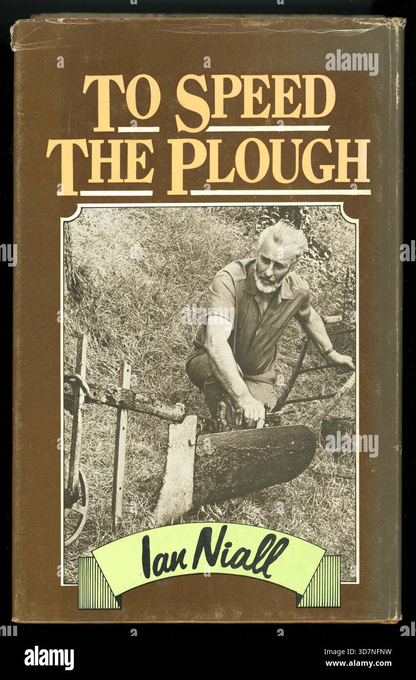 Couverture arrière du livre relié vintage des années 1970 - To Speed the Plough. La mécanisation arrive à British Agriculture. Par Ian Niall. Un livre sur la vie rurale et les changements agricoles depuis les années 1920, publié à Londres, 1977, illustrations de C.F. Tunnicliffe. Banque D'Images