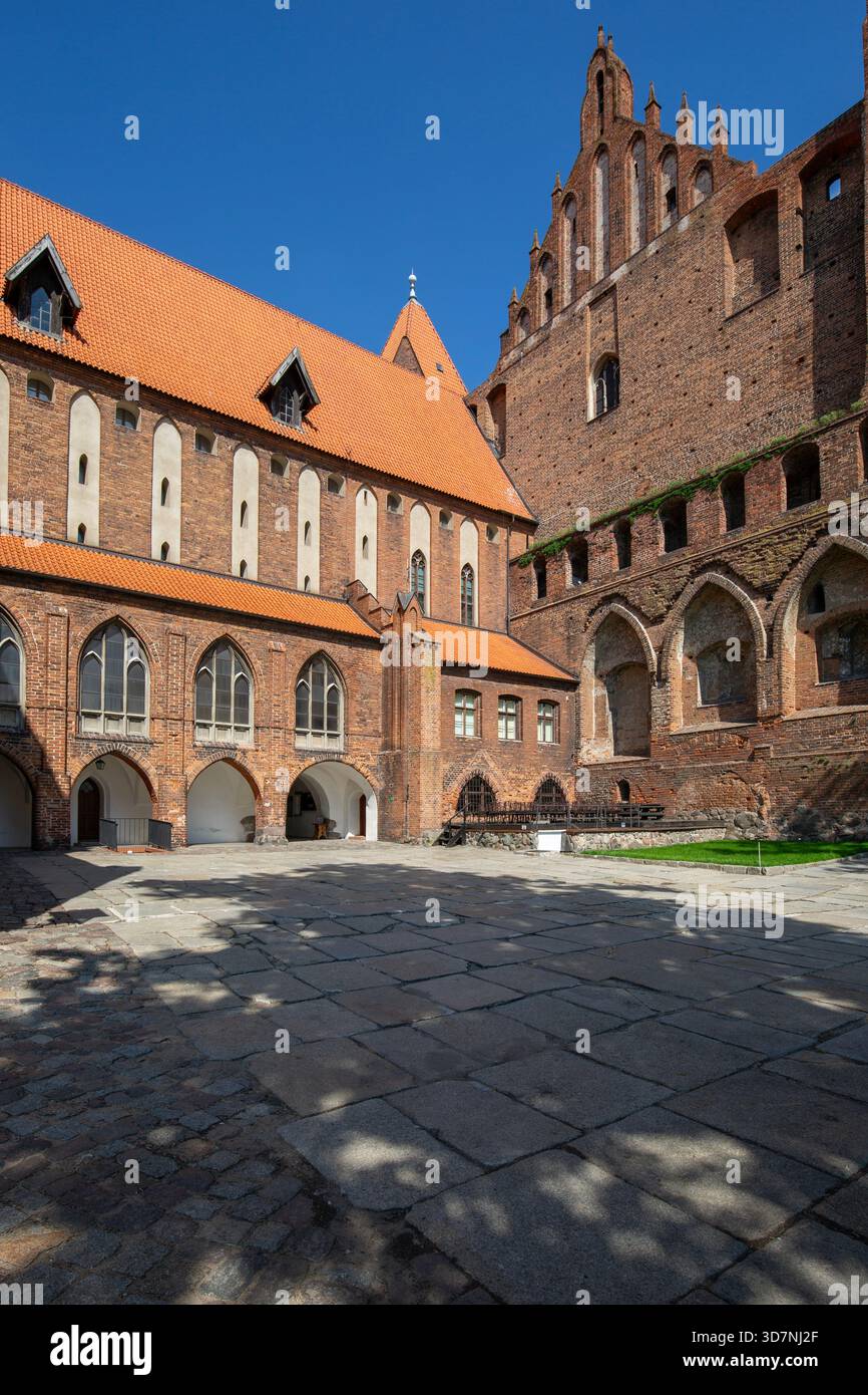 Kwidzyn, Pologne - 25 juin 2020 : cour de la cathédrale médiévale du XIIIe siècle et complexe de châteaux Château de Kwidzyn, forteresse teutonique gothique en briques rouges Banque D'Images