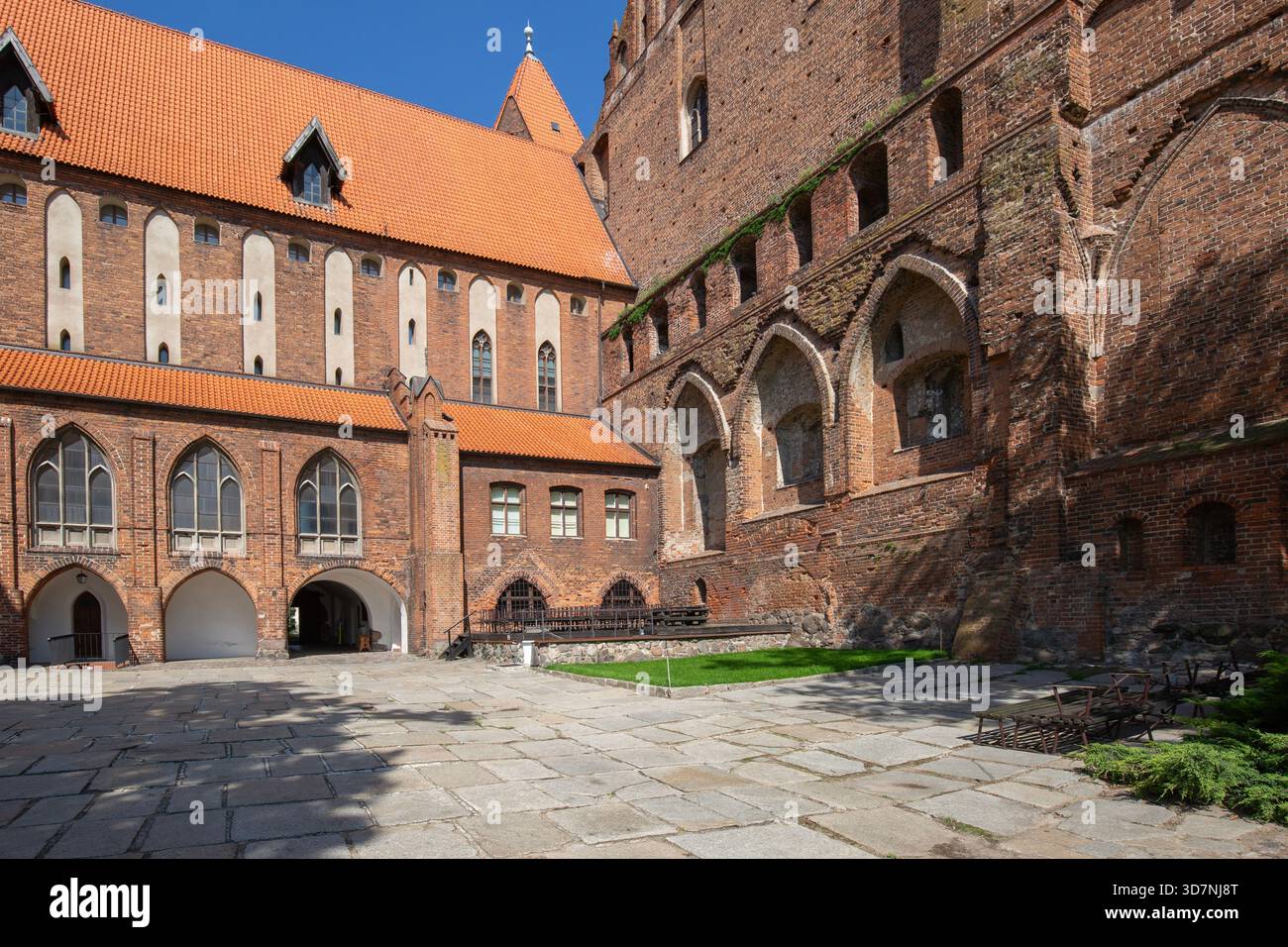 Kwidzyn, Pologne - 25 juin 2020 : cour de la cathédrale médiévale du XIIIe siècle et complexe de châteaux Château de Kwidzyn, forteresse teutonique gothique en briques rouges Banque D'Images