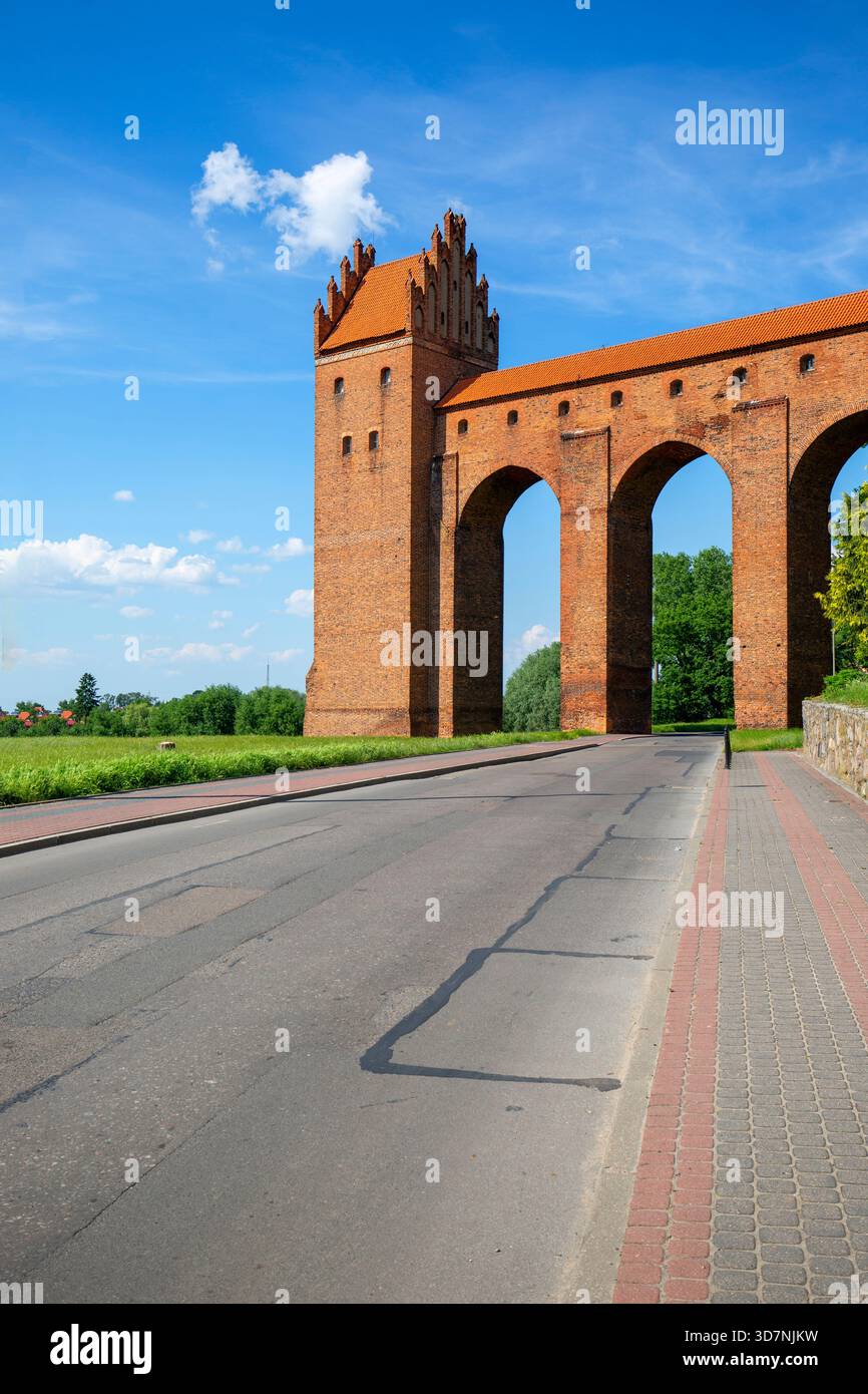 Kwidzyn, Pologne - 25 juin 2020 : danseur de la cathédrale médiévale du XIIIe siècle et du complexe du château de Kwidzyn, forteresse teutonique gothique en briques rouges Banque D'Images