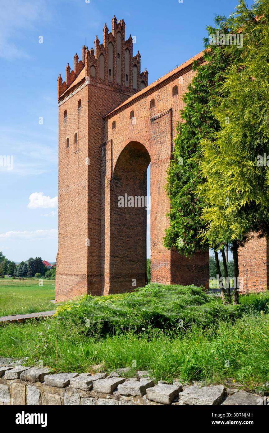 Kwidzyn, Pologne - 25 juin 2020 : danseur de la cathédrale médiévale du XIIIe siècle et du complexe du château de Kwidzyn, forteresse teutonique gothique en briques rouges Banque D'Images