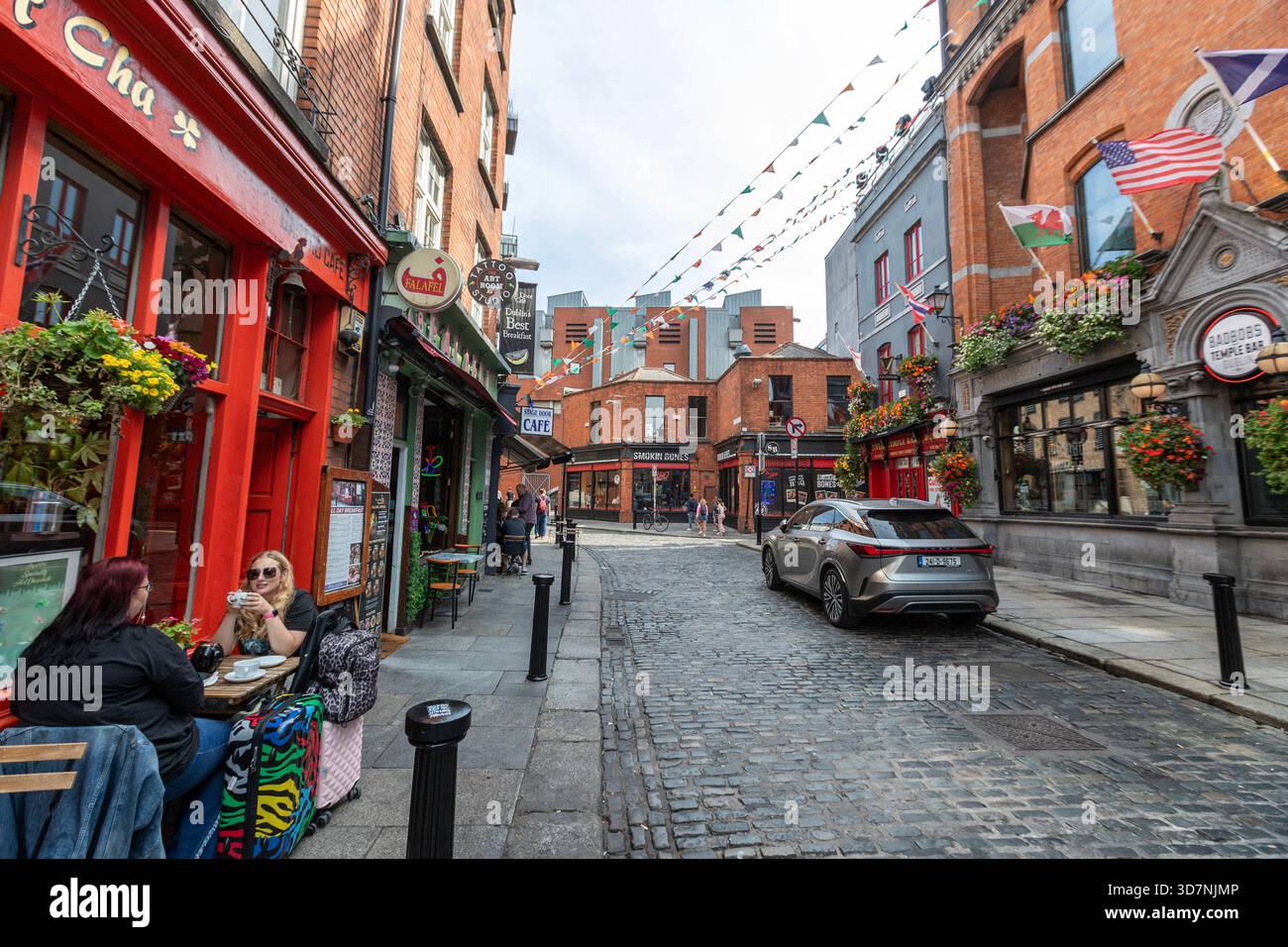 Couple dans une terrasse Joy of Cha à Essex St E, Temple Bar, Dublin, Irlande Banque D'Images