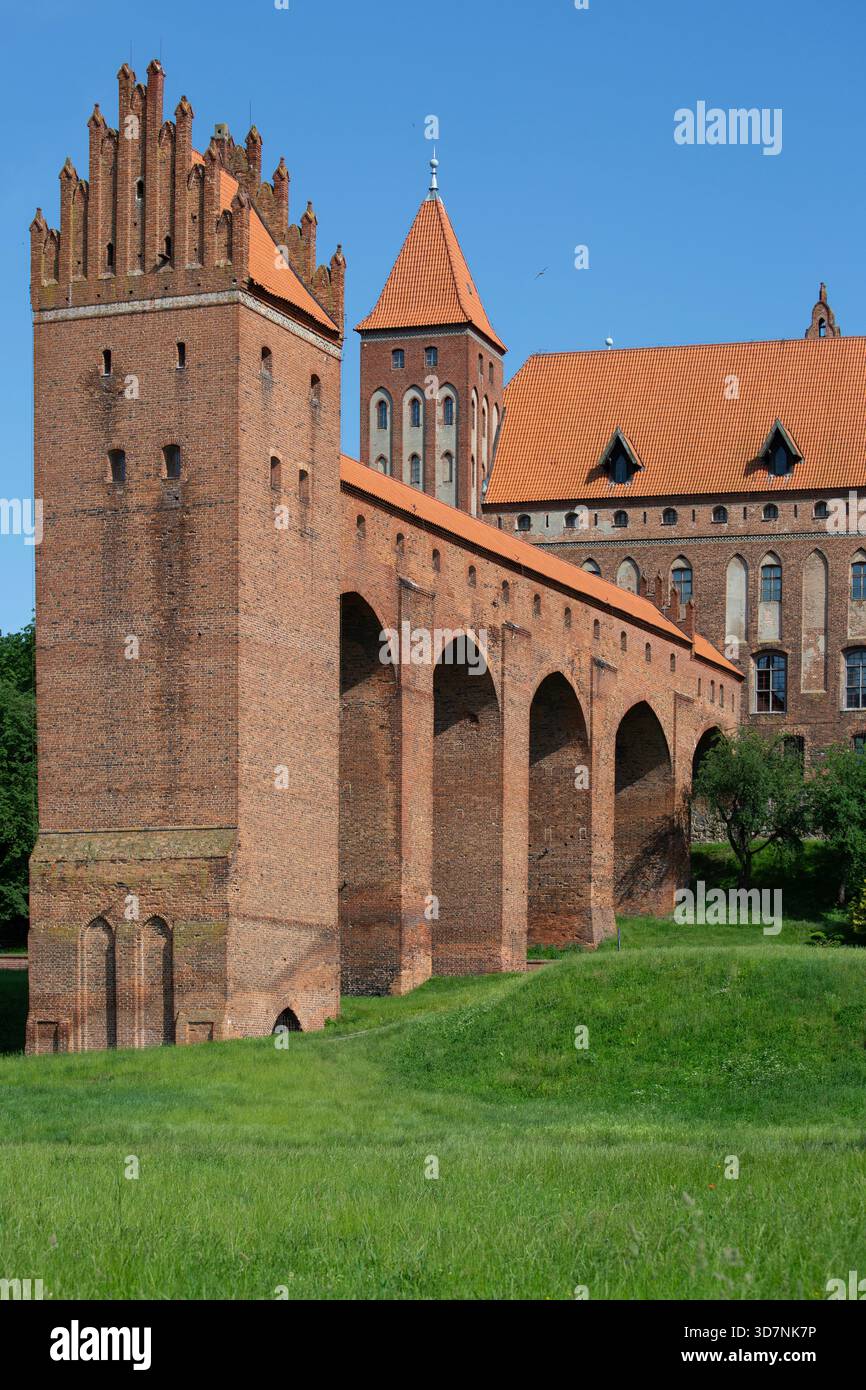 Kwidzyn, Pologne - 25 juin 2020 : danseur de la cathédrale médiévale du XIIIe siècle et du complexe du château de Kwidzyn, forteresse teutonique gothique en briques rouges Banque D'Images