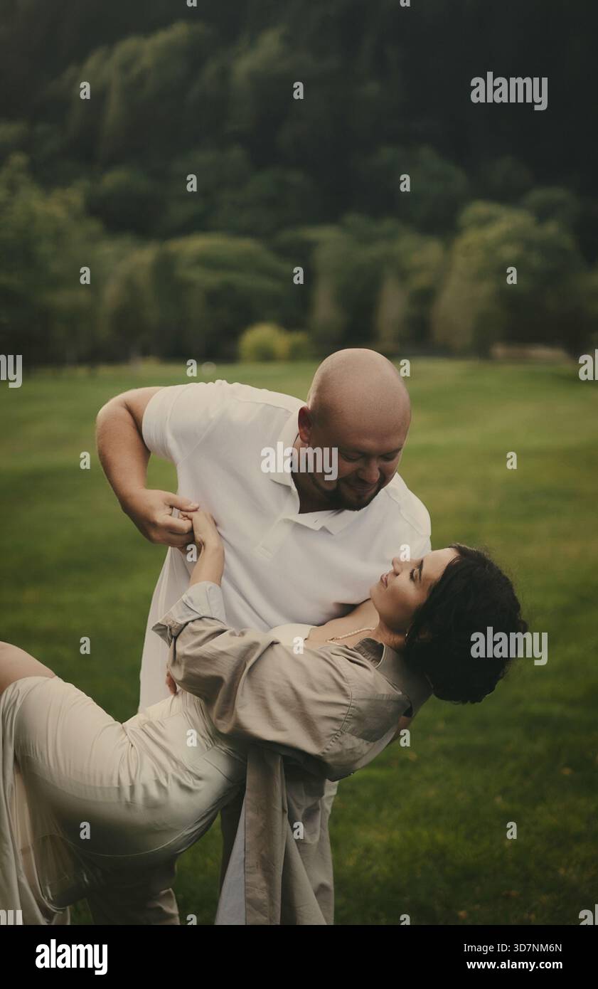 jeune couple s'amuse ensemble dans le parc Banque D'Images