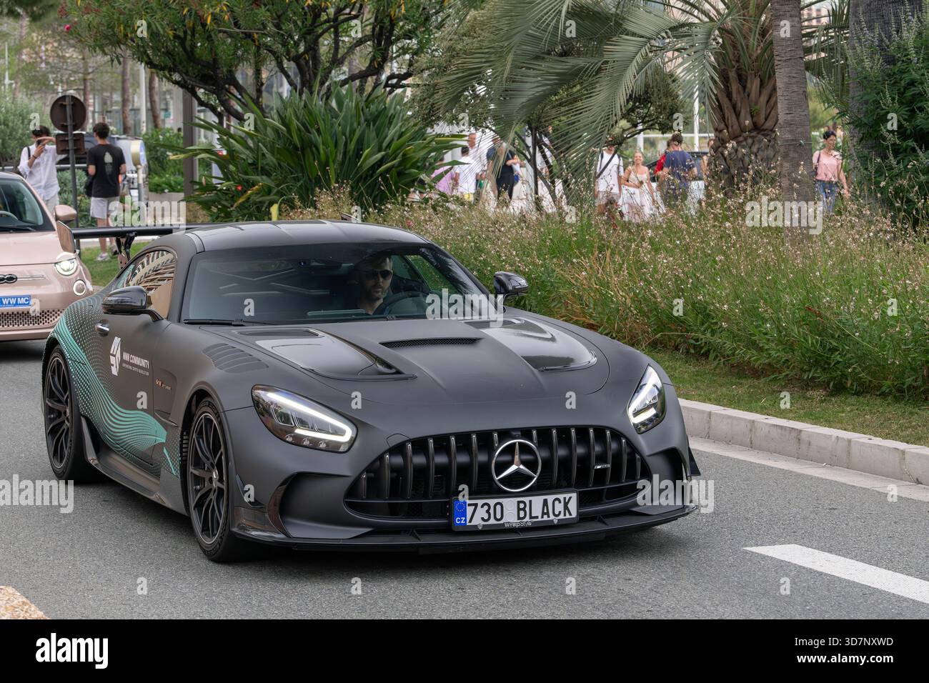 Monte Carlo, Monaco - 11 juin 2023 : vue sur une Mercedes-AMG GT Black Series C190 gris mat conduisant dans une rue. Banque D'Images