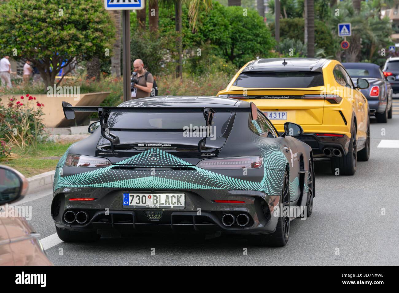 Monte Carlo, Monaco - 11 juin 2023 : vue sur une Mercedes-AMG GT Black Series C190 gris mat conduisant dans une rue. Banque D'Images