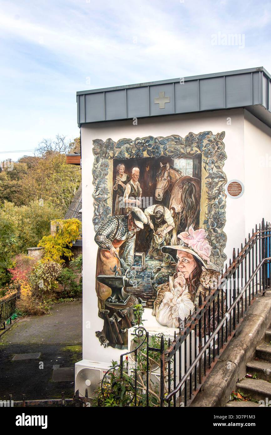 Murale décorative représentant des personnages historiques peints sur le mur latéral d'un bâtiment résidentiel près de l'escalier et de la verdure Colinton Édimbourg Écosse Banque D'Images