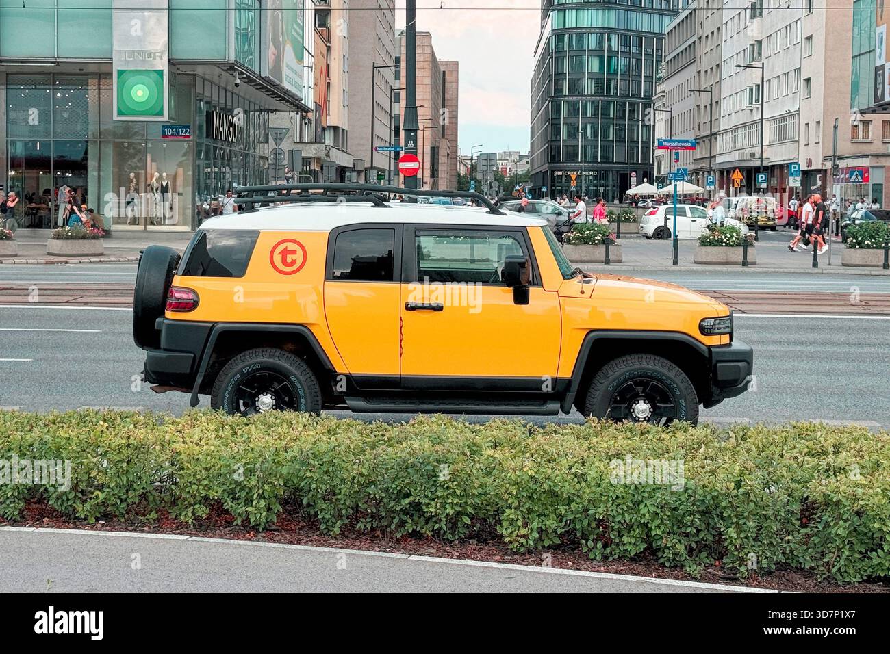 SUV jaune vif appartenant à l'Autorité des transports publics (WTP) avec galerie de toit noire, pneu de secours et logo de l'autorité des transports publics de Varsovie. Banque D'Images